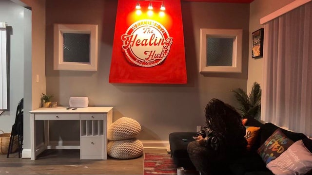 Thermometer in winter, which shows the freezing point. Temperature measured in degrees celsius . 